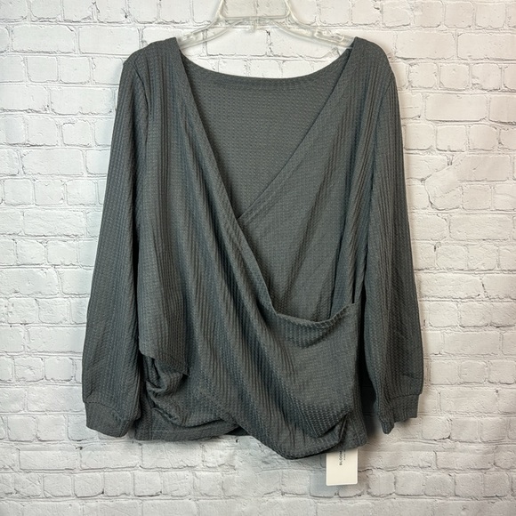 BloomChic Gray Crossover Hem Waffle Knit Long Sleeve Top Plus Size 1X - Picture 2 of 6